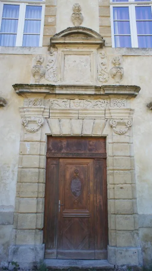 Chateau Ricard Saint-Geniez-dʼOlt Aparthotel