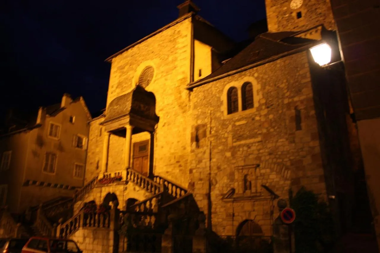 Chateau Ricard Saint-Geniez-dʼOlt Apartmanhotel