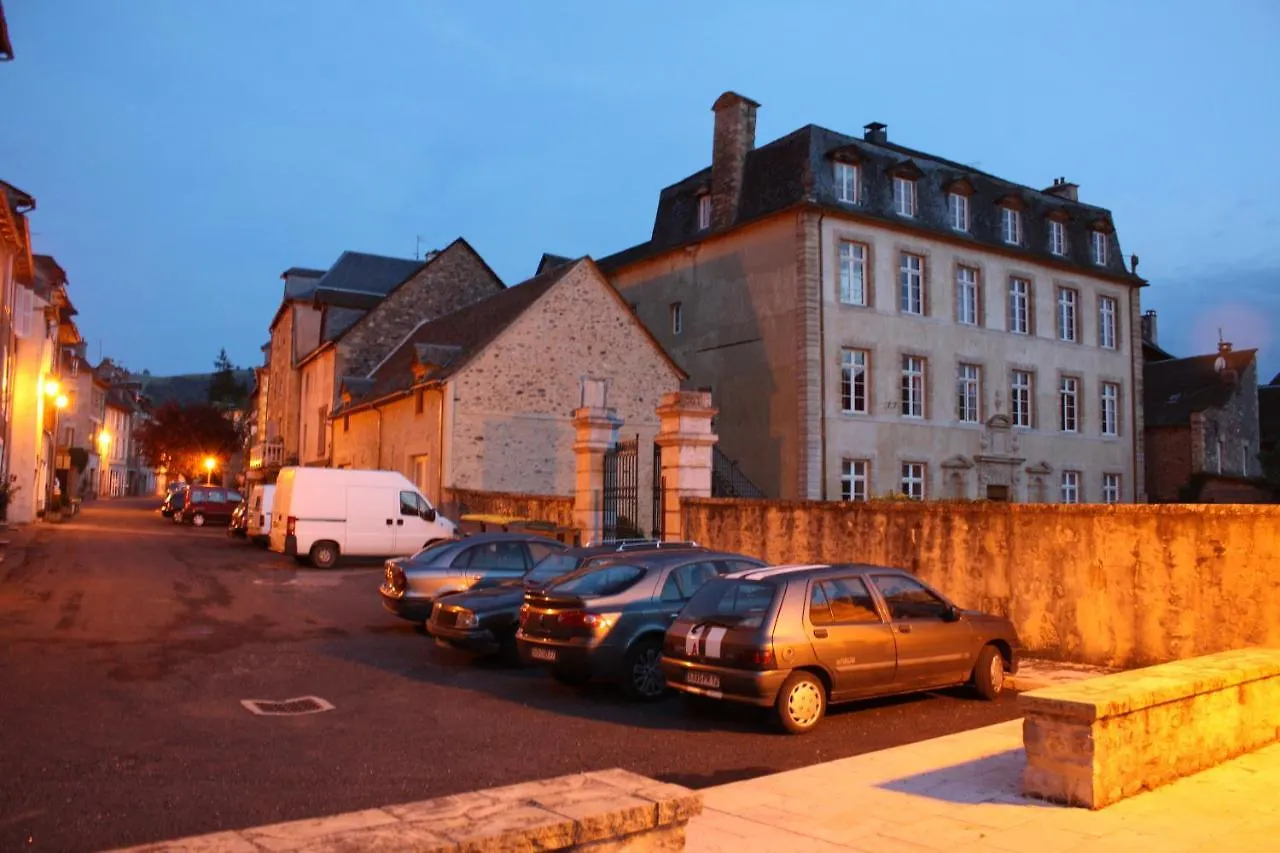 Chateau Ricard Saint-Geniez-dʼOlt Apartmanhotel