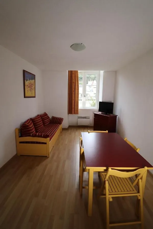 Chateau Ricard Saint-Geniez-dʼOlt Aparthotel