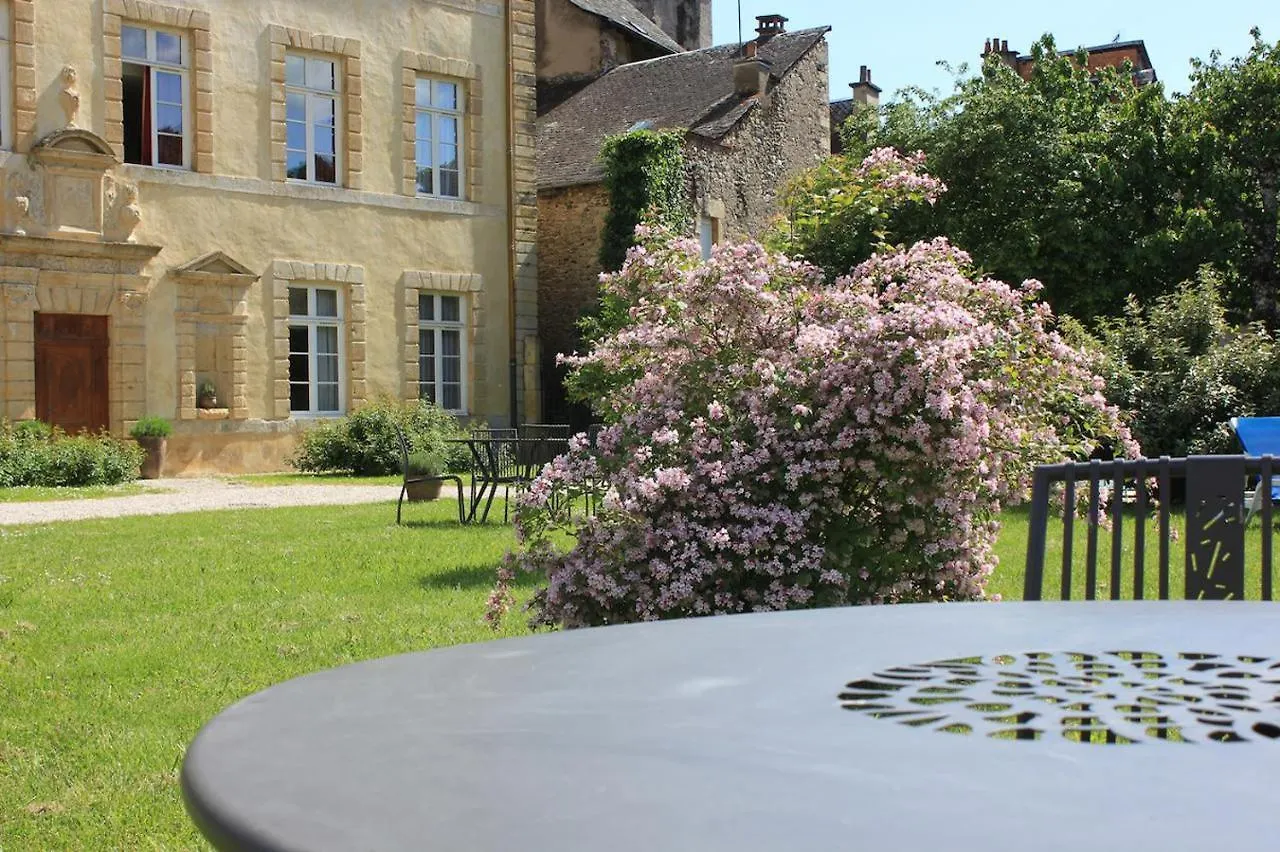 Chateau Ricard Saint-Geniez-dʼOlt Aparthotel