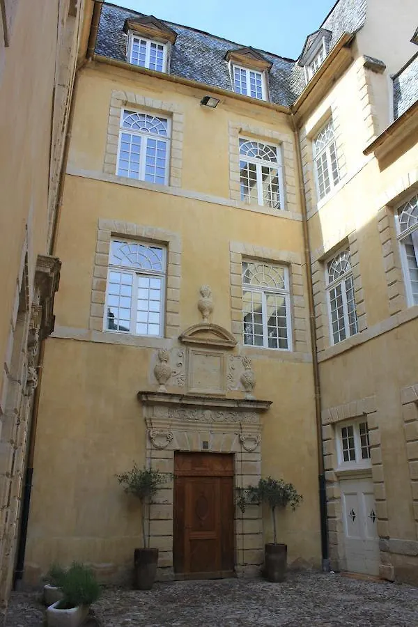 Chateau Ricard Saint-Geniez-dʼOlt Apartmanhotel