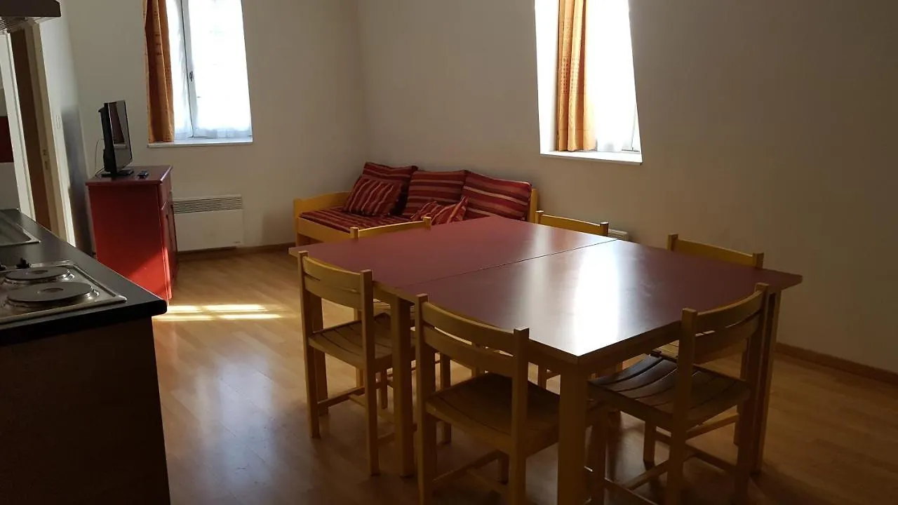 Chateau Ricard Saint-Geniez-dʼOlt Aparthotel