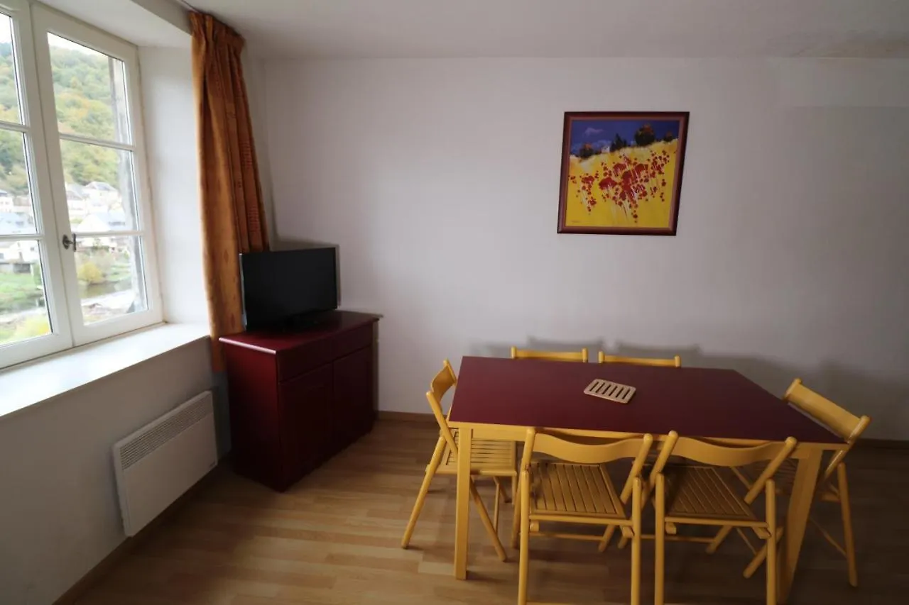 Chateau Ricard Saint-Geniez-dʼOlt Aparthotel