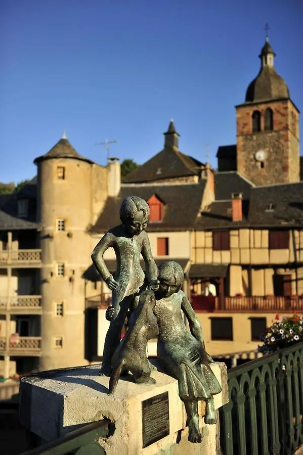 Chateau Ricard Saint-Geniez-dʼOlt
