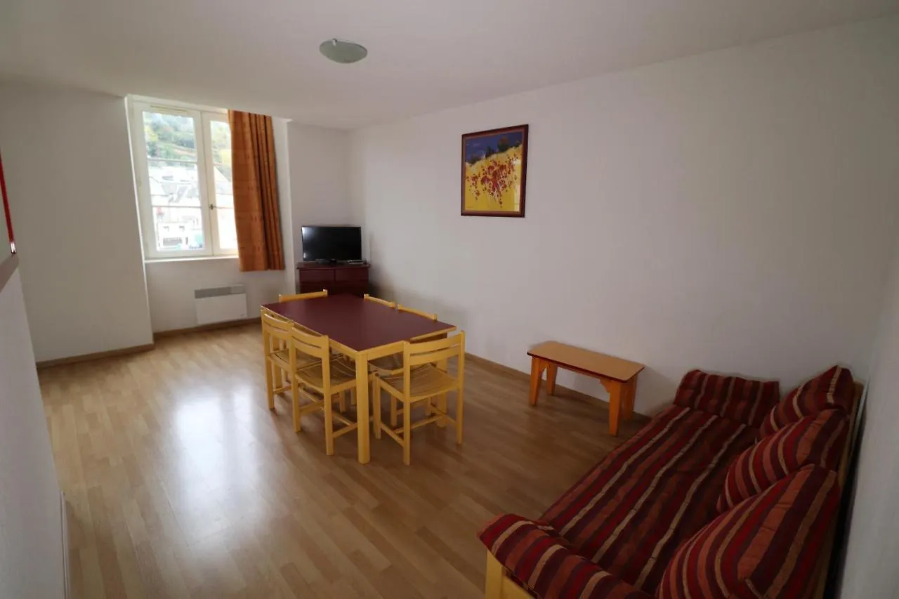 Chateau Ricard Saint-Geniez-dʼOlt Aparthotel