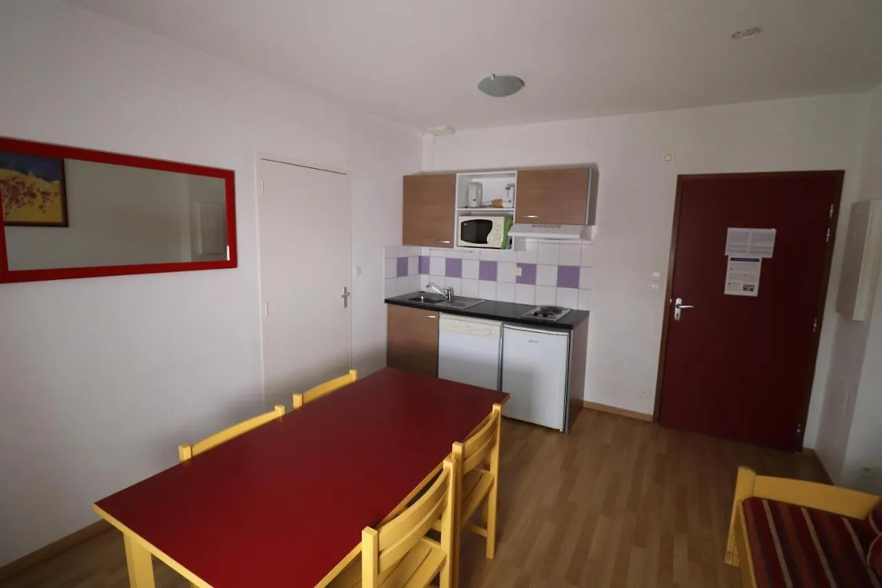 Chateau Ricard Saint-Geniez-dʼOlt Apart Otel